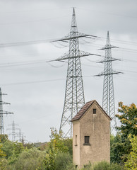 Strommasten und Trafohäuschen