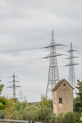 Strommasten und Trafohäuschen