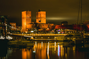 Fototapeta na wymiar Widok nocny na Oslo z Aker Brygge