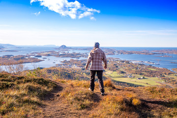 Happy woman on a hike to Tilremshatten in Brønnøy municipality