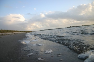 Sandstrand mit blauem Himmel und sch&ouml;nwetter Wolken