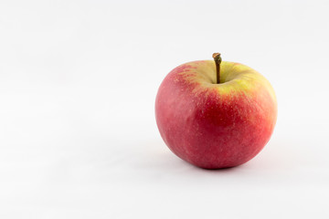 Ein Apfel als Symbol für Essen vor weißem Hintergrund