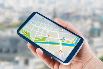 Mobilna nawigacja GPS na tablecie w ręce
