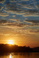 Obraz premium Reflection of the Sun in Volga river