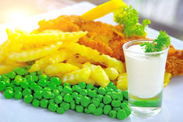 Green peas are in a steak dish.