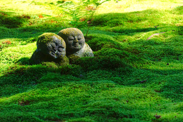 Le jardin de mousse et les statues de pierre dans le temple Sanzenin, Ohara, Kyoto, Japon
