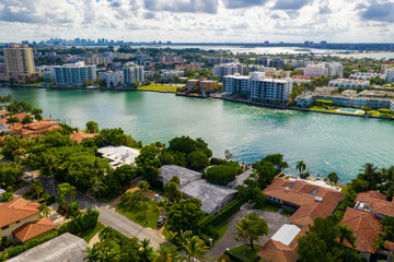 Fototapeta na wymiar Miami Beach waterfront real estate including houses and condominiums