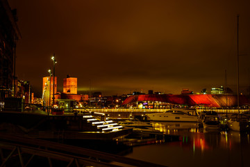 Widok nocny na Oslo z Aker Brygge