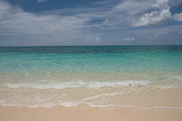 Crédence de cuisine en verre imprimé Plage de Seven Mile, Grand Cayman Crystal clear waters and pinkish sands on empty seven mile beach on tropical carribean Grand Cayman Island