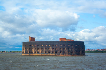 Marine fort alexander 1 on the island in kronstadt saint-petersburg at summer day. Tourist attraction in saint petersburg, russia