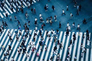 渋谷交差点を歩く人々