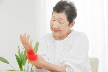 シニア女性　体調不良
