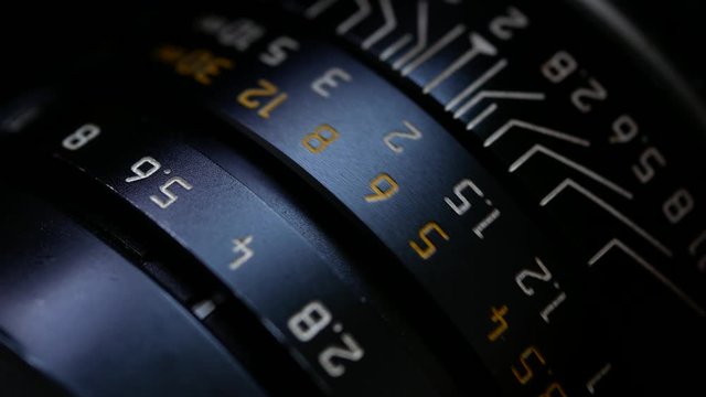 a black lens that turns a telemeter.