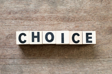 Fototapeta premium Blok literowy w wyborze słów na tle drewna