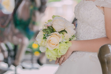 Bride holding a bouquet of flowers to the wedding