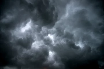 Muurstickers Donkere lucht en dramatische zwarte wolk voor regen. Een tropische cycloon is een snel roterend stormsysteem dat wordt gekenmerkt door een lagedrukcentrum, een gesloten atmosferische circulatie op laag niveau, sterke wind. © noon@photo