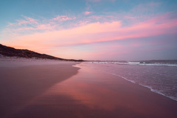 Obraz premium Epic pink and purple sunset over Cosy Corner Beach in Albany, Western Australia. Beautiful vibrant colours in the sky over the beach. 