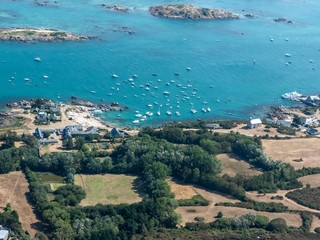 vue aérienne du port des îles Chausey dans la Manche en France