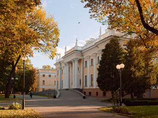 Fototapeta na wymiar Autumn landscape in a city park. Gomel, Belarus