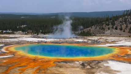 grand prismatic pool in yellowstone national park