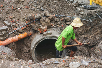 Excavation worker with shovel 