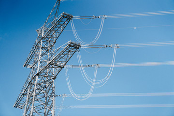 Strommast mit blauem Himmel