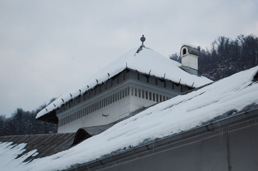 Obraz premium Woden houses and gates in winter