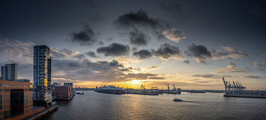 Sonnenaufgang über dem Hamburger Hafen 