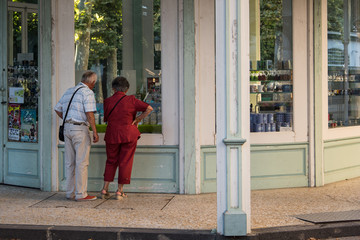 Des touristes séniors à Vichy. Des retraités regardant une vitrine. Des retraités faisant du...