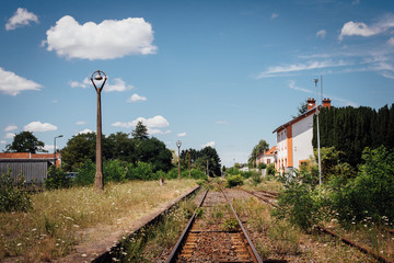 Une gare de campagne. Une ancienne gare de chemin de fer en campagne. Les transports ruraux. Chemin...