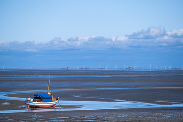 Obraz premium Boot im Wattenmeer vor Pellworm/Deutschland bei Ebbe