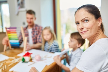 Mutter träumt vom Eigenheim und plant
