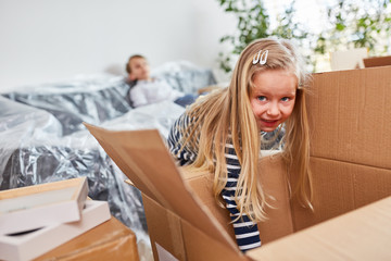 Mädchen packt einen Umzugskarton aus