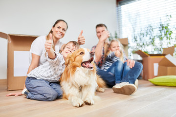 Familie und Kindern mit Daumen nach oben
