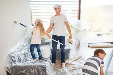 Familie und Kinder bei der Renovierung