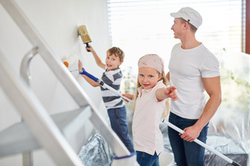 Kinder helfen Vater bei der Renovierung