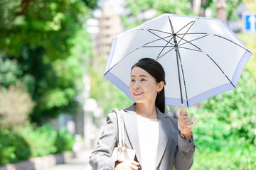 日傘をさすビジネスウーマン