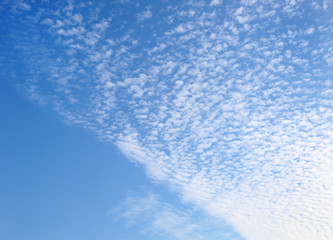 Fototapeta na wymiar Altocumulus Wolken am blauen Himmel
