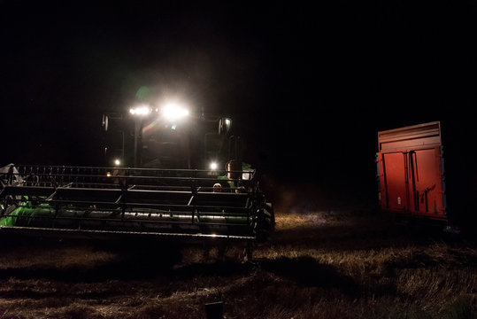 Moissonneuse batteuse de nuit . Moisson de c&eacute;r&eacute;ales nocturne