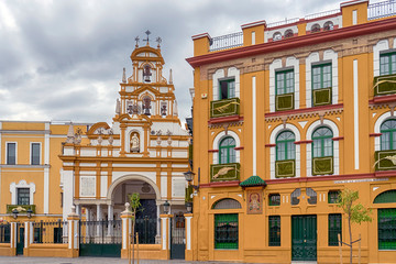 fachada principal de la basílica de la Virgen Macarena, Sevilla	