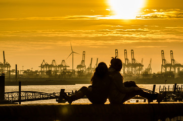 zwei Frauen Silhouette im Hafen Hamburg