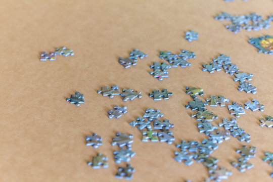 Puzzel Game Spiel Teile liegen auf einer Pappe verstreut zum zusammensetzen