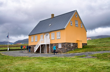 Obraz premium Glaumbaer, large farm turf house dating from the late 1800s, which reproduce a style of construction used for centuries in Iceland