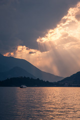 coucher de soleil romantique sur le lac majeur en italie