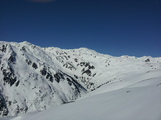 Winterlicher Berg bei traumhaften Wetter