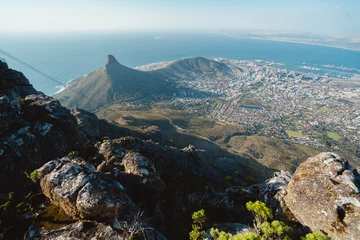 Photo sur Plexiglas Montagne de la Table The view from the top of Table Mountain, Cape Town South Africa. Lions head and the city can be seen below the rocky cliff. 