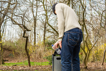 Mann sucht nach Pfandflaschen
