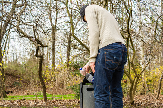 Mann sucht nach Pfandflaschen