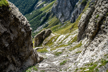 Chemin de montagne entre les falaise dans les alpes francaises