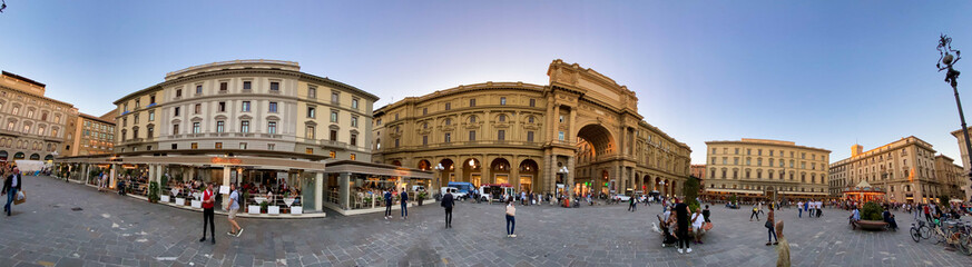 Fototapeta premium Florencja, Włochy - 26 września 2019: Panoramiczny widok na Plac Republiki o zachodzie słońca, Firenze
